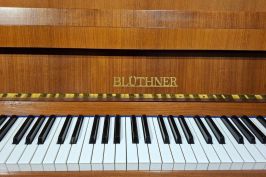 Blüthner Schriftzug in der Tastenklappe