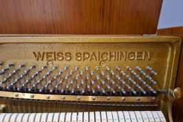 Schriftzug Weiss Spaichingen auf der Graugussplatte mit Wirbelfeld und Klavierhämmer im Vordergrund