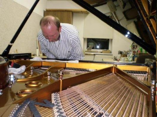 Klavier Begutachtung und Wartung
