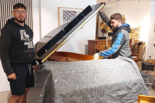 Der Flügel wird nach dem Kauf zum Transport vorbereitet und zunächst in Decken eingehüllt. Bei Piano Fies in Oberkirch