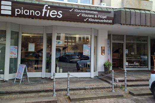 Klavierhaus Außenansicht mit Beschriftung und Schaufensterfront von Piano Fies in Oberkirch