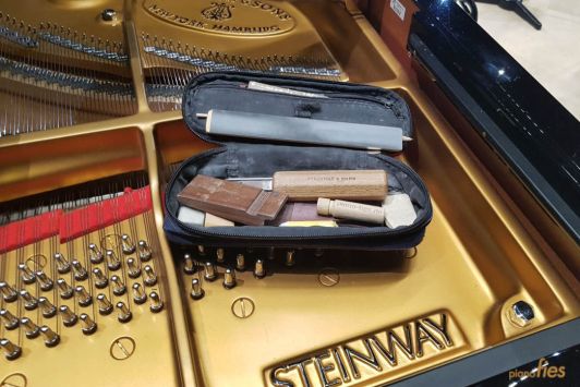 Klanglich Optimieren des Steinway Konzertflügels durch intonieren