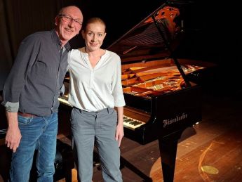 Natalie O'Hara und Robert Fies vor dem Bösendorfer Konzertflügel in der Stadthalle Kehl | Piano Fies Oberkirch