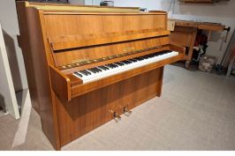 Blüthner Klavier Modell 112 in Nussbaum seitlich vom Bass gesehen