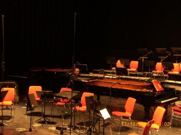 2 Steinway D auf der Konzertbühne stimmen.
