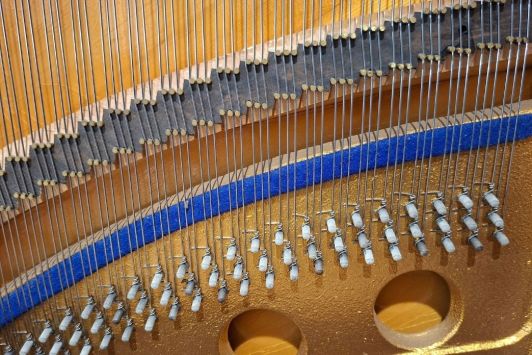 Saiten Einzelaufhängung im Blüthner Klavier für bessere Stimmstabilität
