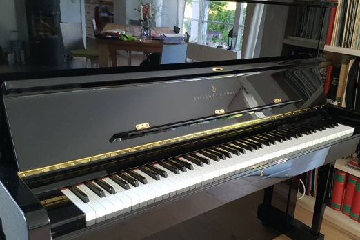 Steinway Klavier V-125