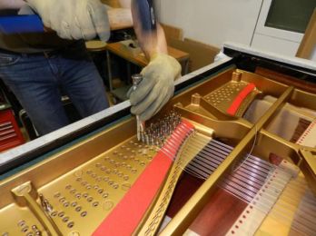 Neu Besaiten eines Steinway Flügels im Rahmen einer Reparatur in der Klavierwerkstatt und Meisterbetrieb Piano Fies