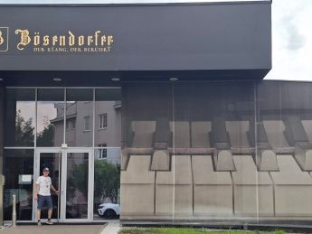 Haupteingang zu Bösendorfer in der Wiener Neustadt