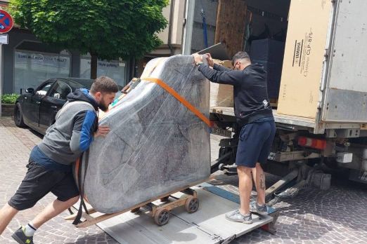 Das Verkaufte Instrument wird zum Verladen auf die Laderampe des LKW geschoben. Außerhalb des Ladengeschäfts von Piano Fies in Oberkirch