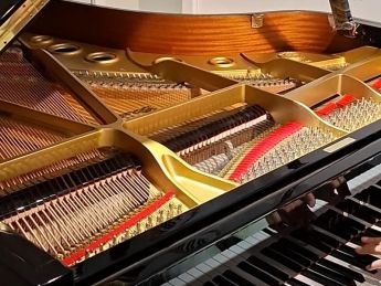 Neuwertig wiederhergestellter zwei Meter Flügel für die städtische Musikschule München