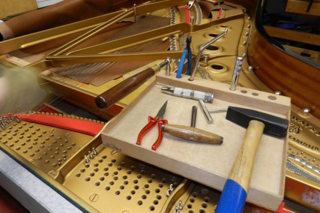 Steinway Flügel mit viel Erfahrung neu besaiten