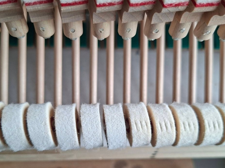 Vorher-Nachher-Vergleich von abgezogenen und eingespielten Hammerköpfen bei einer Klavierreparatur in Renchen