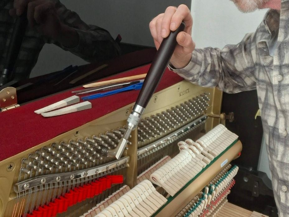Piano Fies beim Stimmen eines Klaviers in Renchen