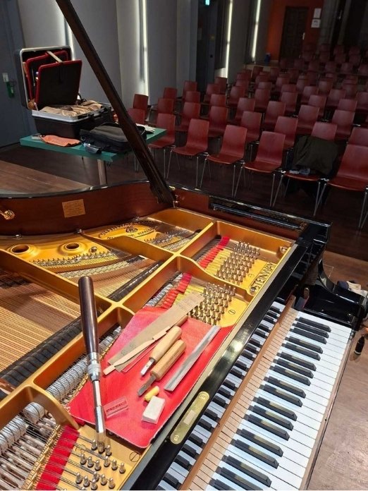 Konzertservice Werkzeuge zum Stimmen, Intonieren und Regulieren des Steinway C Flügels durch Piano Fies
