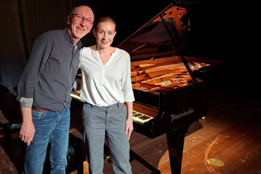 Natalie O'Hara und Robert Fies vor dem Bösendorfer Konzertflügel in der Stadthalle Kehl | Piano Fies Oberkirch