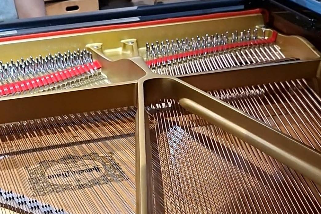 Resonanzboden und Saiten unseres neuwertig wiederhergestelltern zwei Meter Flügels für die Musikschule München