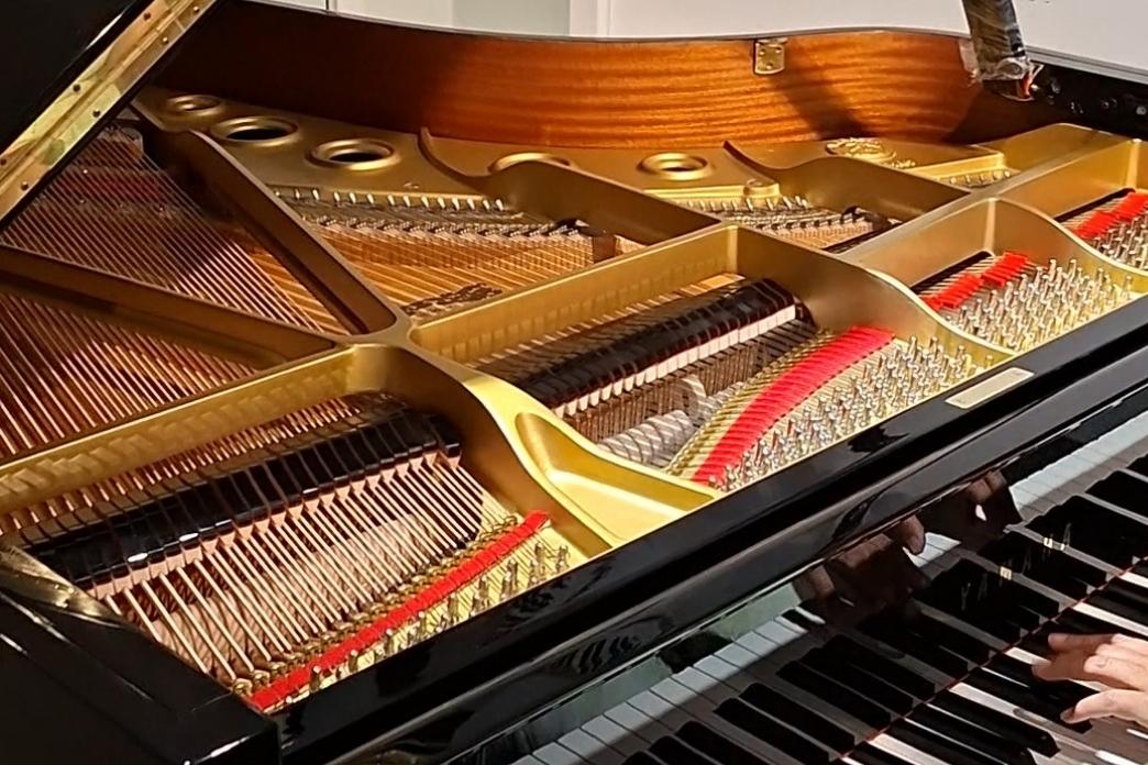 Neuwertig wiederhergestellter zwei Meter Flügel für die städtische Musikschule München