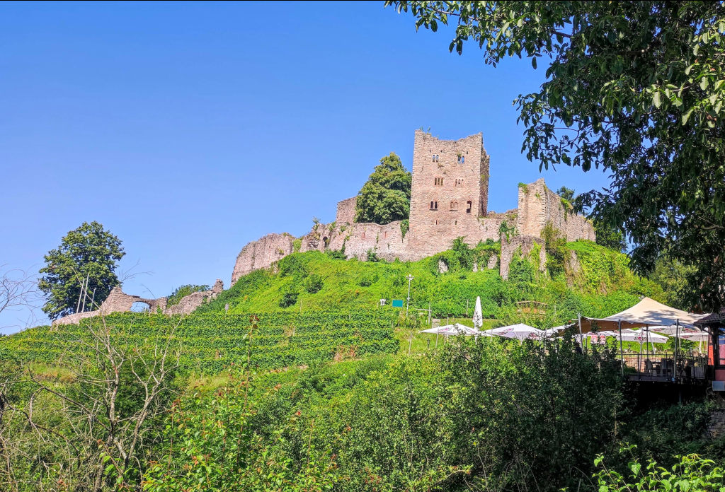 Das Wahrzeichen der Stadt Oberkirch: Schauenburg liegt oberhalb von Piano Fies